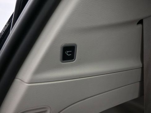 Used 2023 Chrysler Pacifica Touring-L image 7