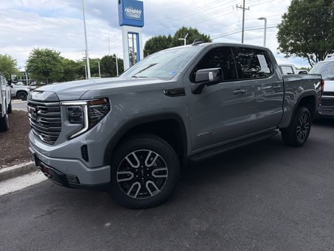 Used 2025 GMC Sierra 1500 AT4 w/ AT4 Premium Package AWD/4WD image 5