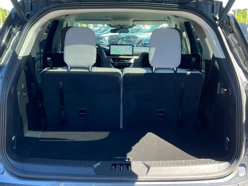 Used 2026 Ford Explorer Active AWD/4WD image 32