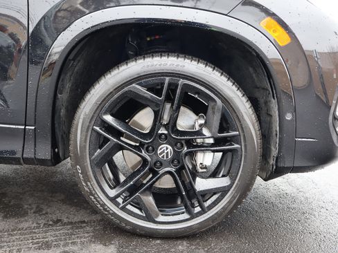 Certified 2025 Volkswagen Tiguan SE R-Line image 11