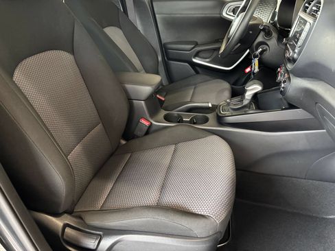 Used 2025 Kia Soul LX w/ LX Technology Package FWD image 33