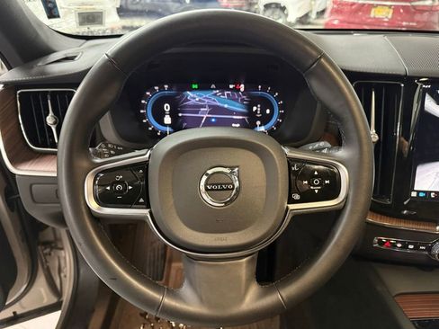 Used 2025 Volvo XC60 B5 Ultra AWD/4WD image 8
