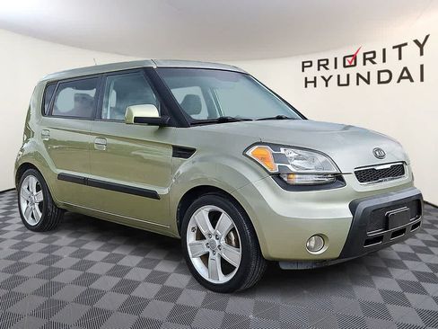 Used 2010 Kia Soul ! FWD image 3