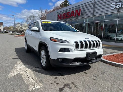 Used 2017 Jeep Cherokee Latitude w/ Cold Weather Group AWD/4WD image 1