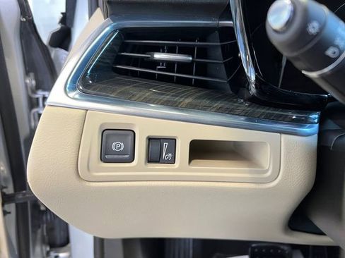 Used 2018 Cadillac XT5 FWD w/ LPO, Wheel Lock Package image 18