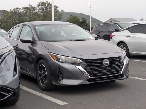 Used 2025 Nissan Sentra SV image 3