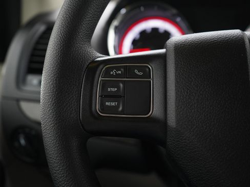 Used 2019 Dodge Grand Caravan SE w/ UConnect Hands-Free Group image 24