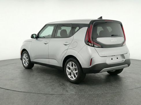 Used 2025 Kia Soul LX w/ LX Technology Package FWD image 6