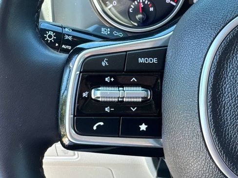 Used 2024 Kia Carnival LX FWD image 25