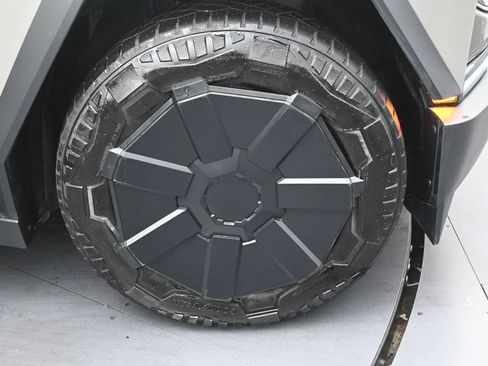 Used 2024 Tesla Cybertruck AWD Crew Cab image 31