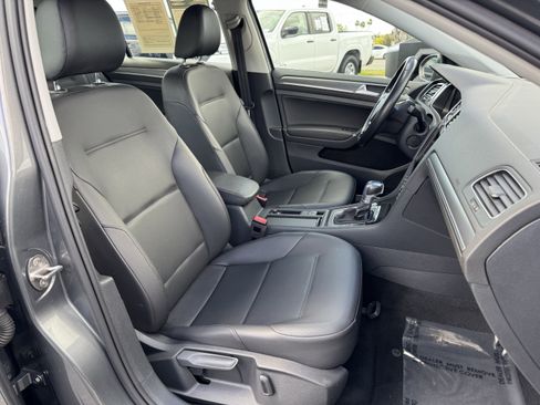 Used 2019 Volkswagen e-Golf SEL Premium image 34