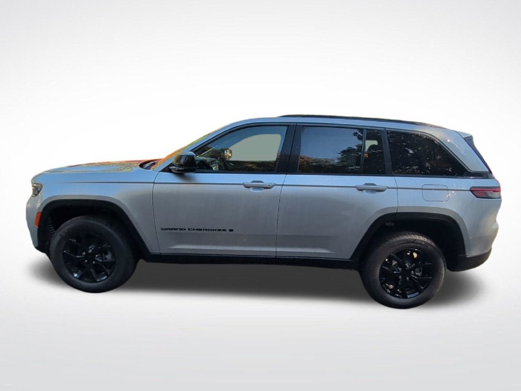New 2026 Jeep Grand Cherokee Altitude AWD/4WD image 2