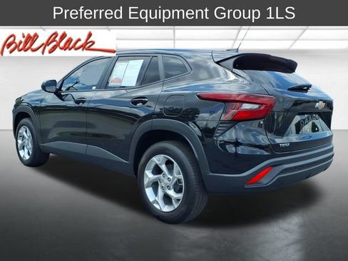 Used 2025 Chevrolet Trax LS w/ LS Convenience Package FWD image 3