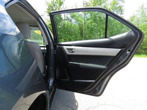 Used 2018 Toyota Corolla LE FWD image 15