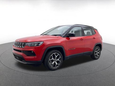 Used 2025 Jeep Compass Limited AWD/4WD image 3