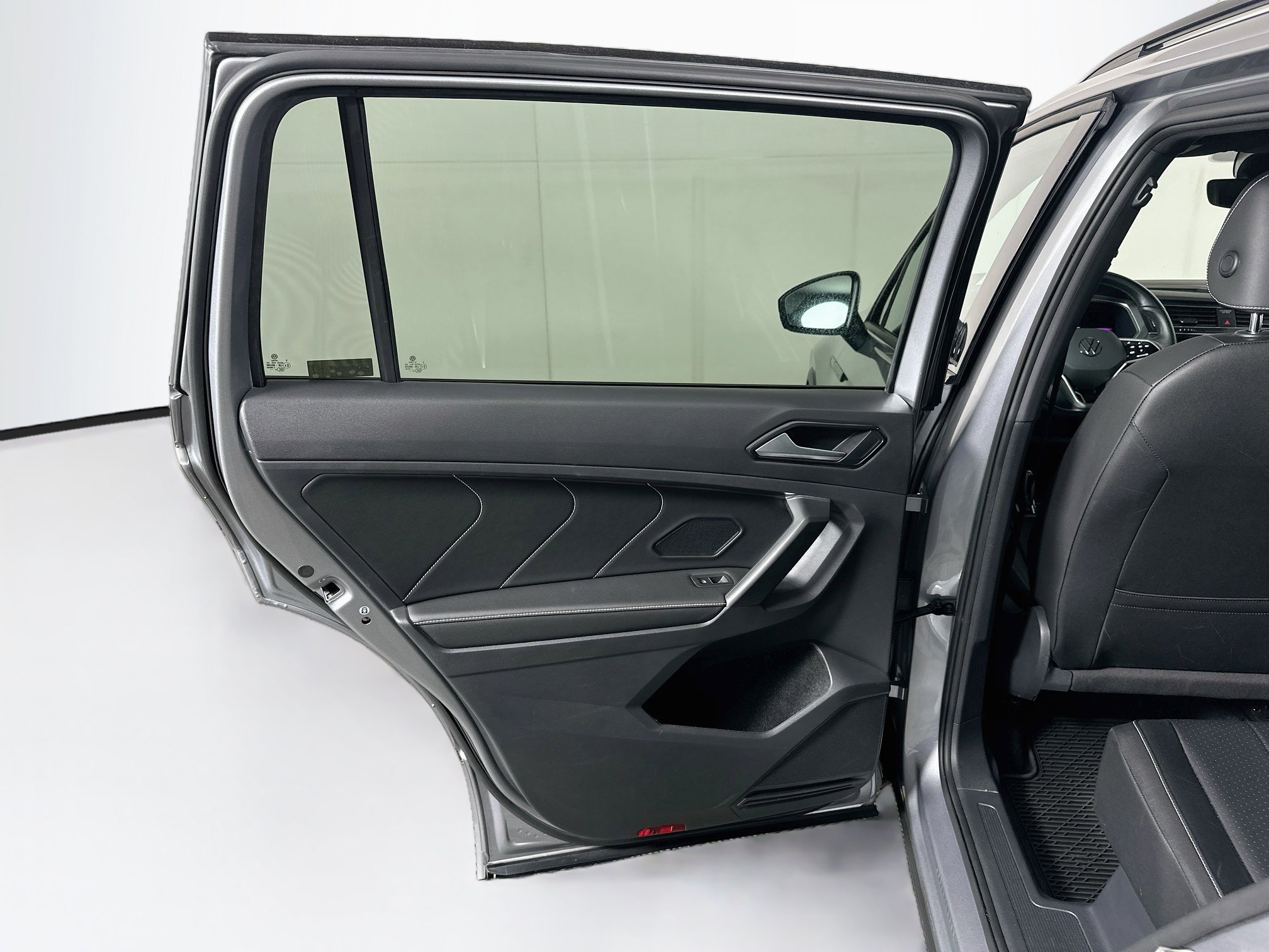 Used 2023 Volkswagen Tiguan SE R-Line FWD image 24