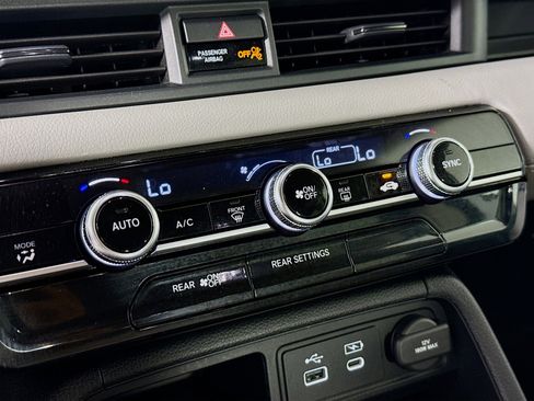Certified 2024 Honda Pilot LX image 17