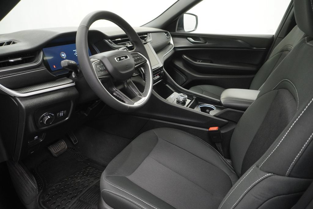 Certified 2025 Jeep Grand Cherokee Laredo X AWD/4WD image 11