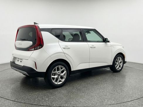 Used 2025 Kia Soul LX w/ LX Technology Package FWD image 9