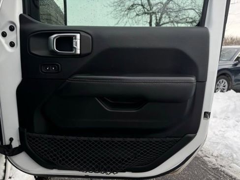 Used 2018 Jeep Wrangler Unlimited Sahara image 15