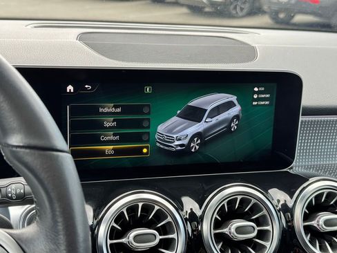 Used 2020 Mercedes-Benz GLB 250 4MATIC w/ Premium Package image 27