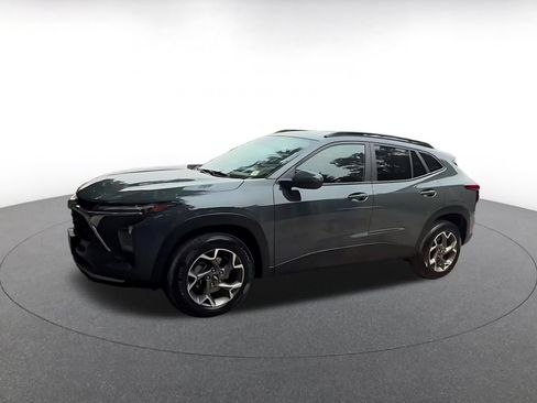 Used 2025 Chevrolet Trax LT FWD image 8