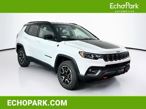 Used 2025 Jeep Compass Trailhawk AWD/4WD image 1