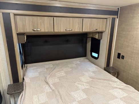 Used 2017 Ford E-450 and Econoline 450 Super Duty w/ Motorhome Prep Package image 75