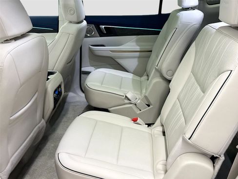 Used 2025 Buick Enclave Avenir image 5