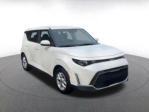 Used 2025 Kia Soul LX w/ LX Technology Package image 3