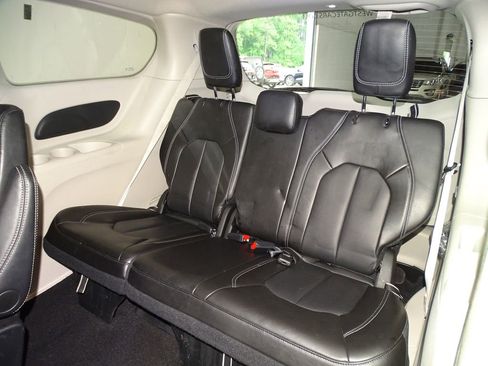 Used 2024 Chrysler Pacifica Touring-L image 10