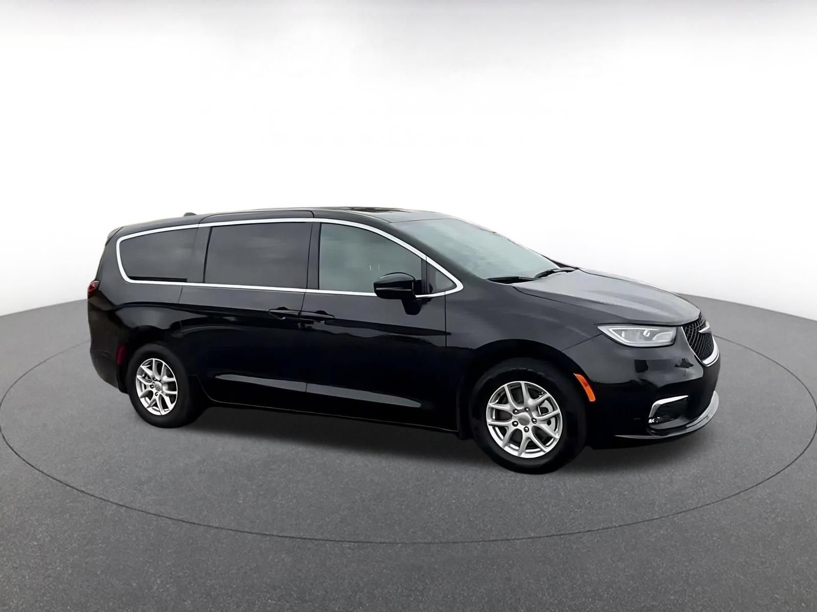 Used 2025 Chrysler Pacifica Select FWD image 2
