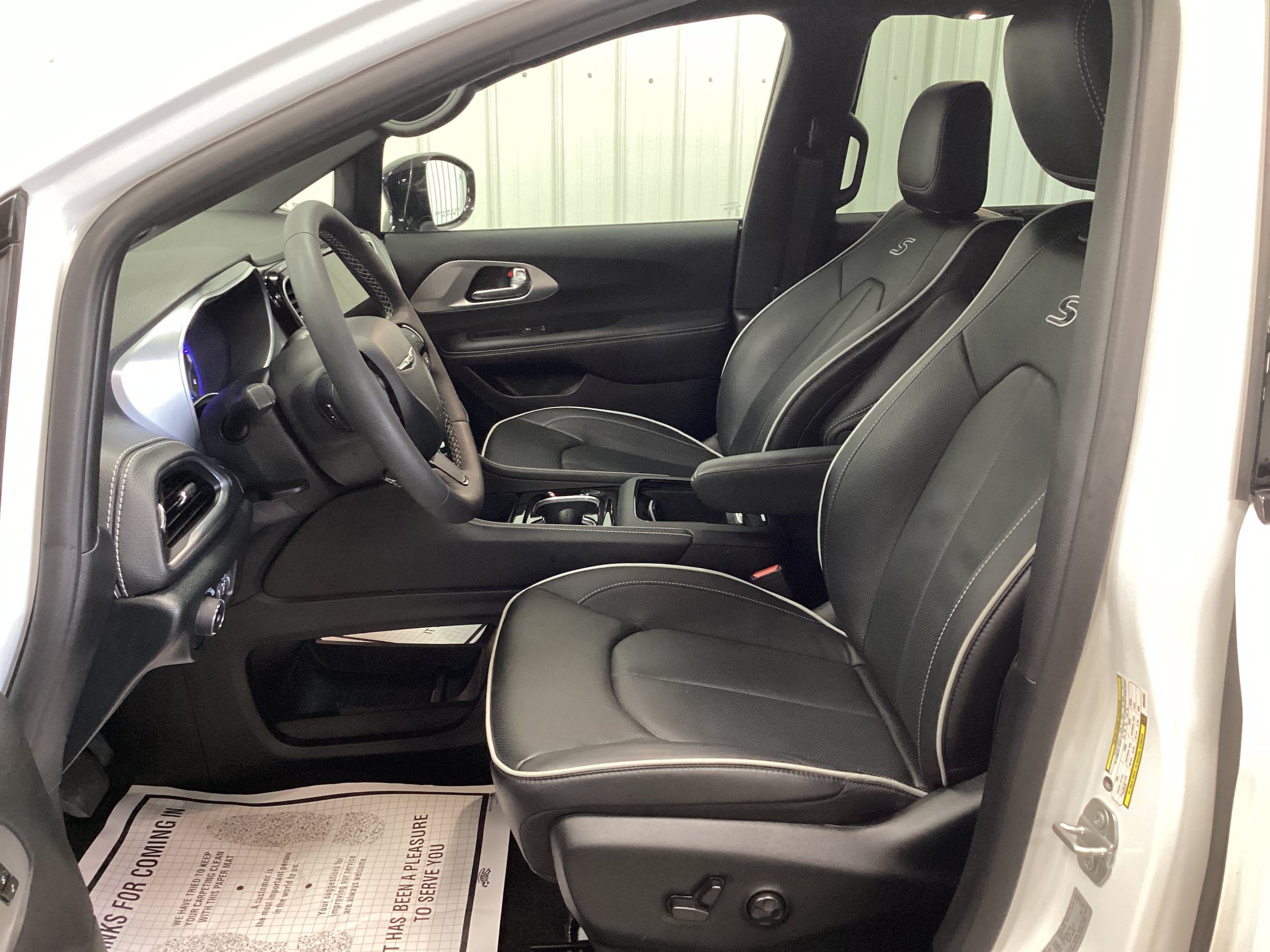 Used 2025 Chrysler Pacifica Limited FWD image 15