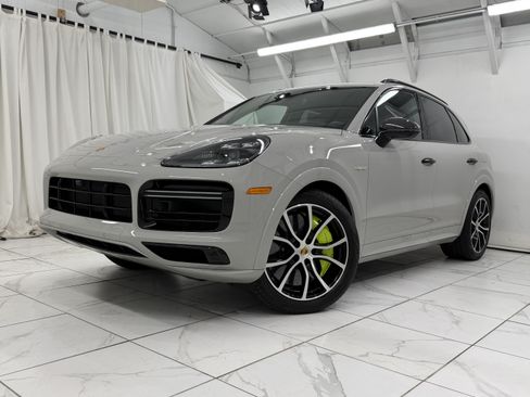 Certified 2021 Porsche Cayenne Turbo S AWD/4WD image 7