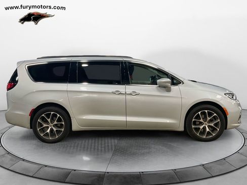 Used 2022 Chrysler Pacifica Touring-L AWD/4WD image 2