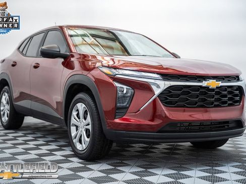 Used 2025 Chevrolet Trax LS FWD image 1