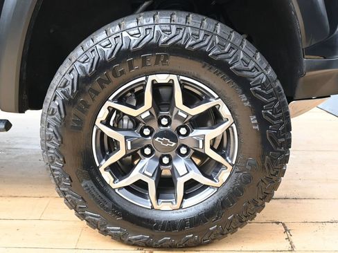Used 2024 Chevrolet Colorado ZR2 w/ Technology Package AWD/4WD image 16