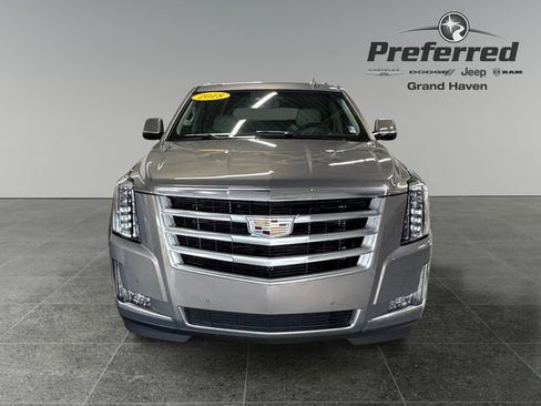 Used 2018 Cadillac Escalade Luxury AWD/4WD image 12
