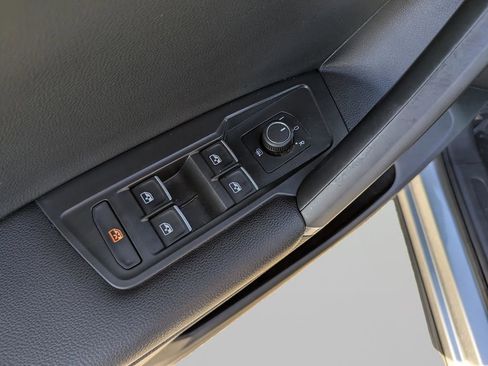 Used 2020 Volkswagen Tiguan SE w/ Panoramic Sunroof Package FWD image 17