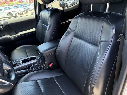 Used 2018 Toyota Tacoma TRD Sport AWD/4WD image 23