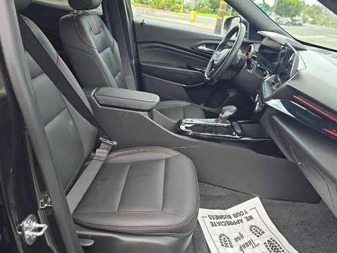 Used 2025 Chevrolet Trax RS FWD image 8