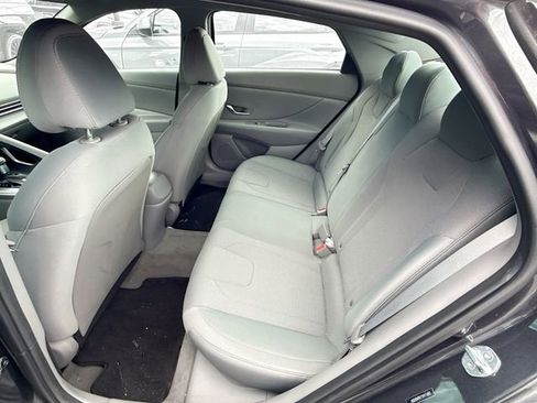 Used 2021 Hyundai Elantra SE FWD image 4