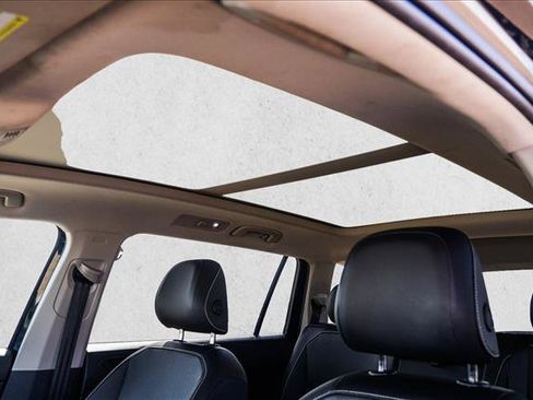 Used 2021 Volkswagen Tiguan SE w/ Panoramic Sunroof Package FWD image 11