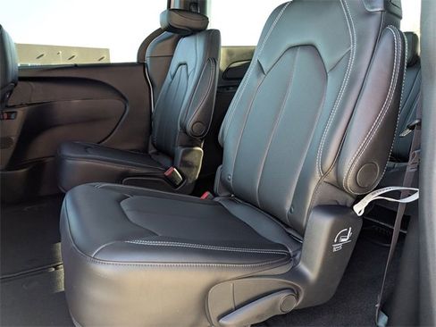 New 2026 Chrysler Pacifica Select image 27