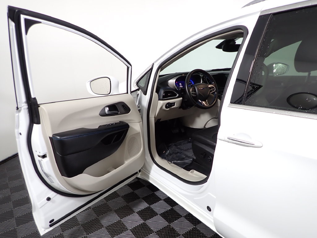 Used 2021 Chrysler Pacifica Touring-L FWD image 17