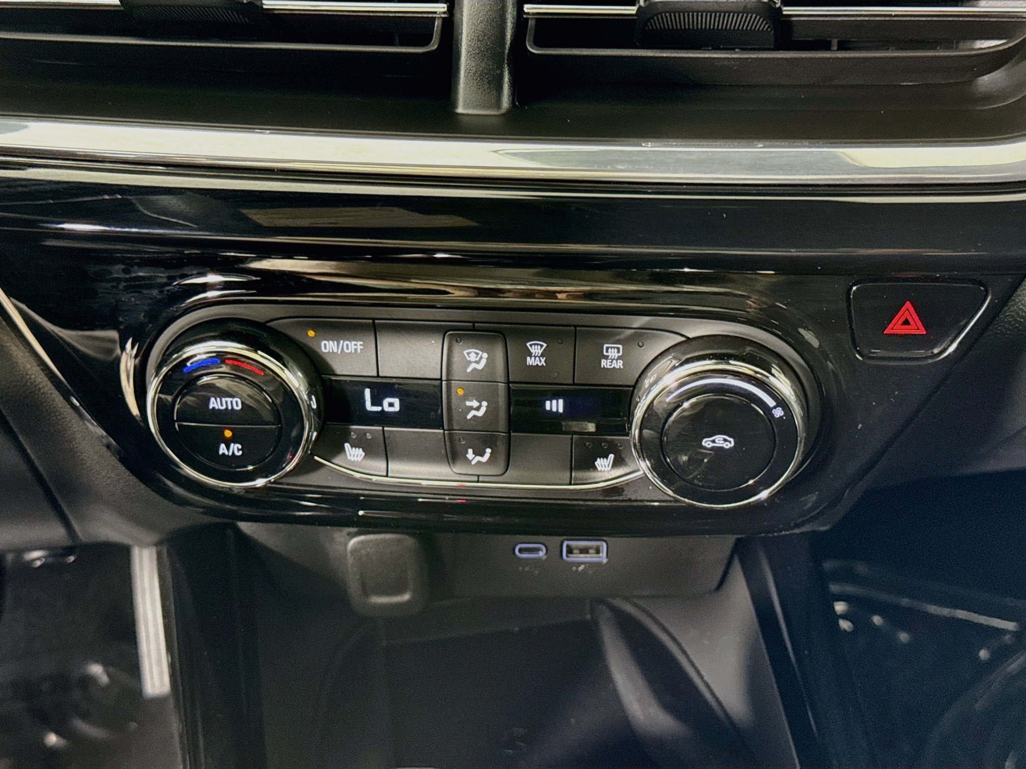 Used 2025 Chevrolet Trax RS w/ Sunroof Package FWD image 17
