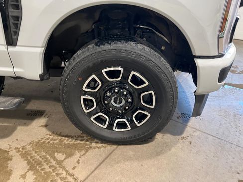 Used 2025 Ford F350 Platinum w/ FX4 Off-Road Package AWD/4WD image 41