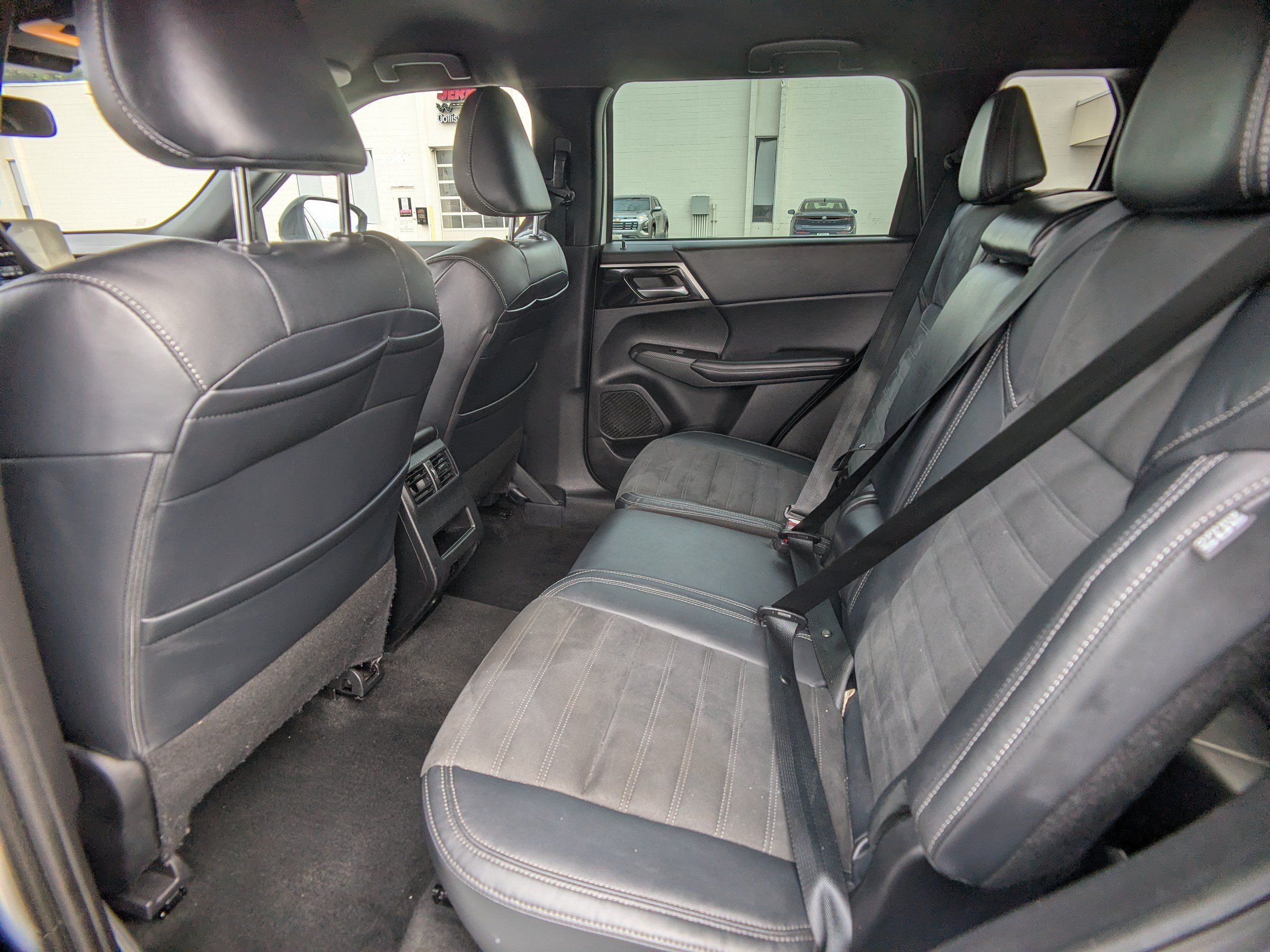 Used 2023 Mitsubishi Outlander SE AWD/4WD image 14