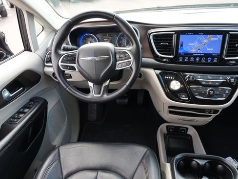Used 2017 Chrysler Pacifica Touring-L image 19