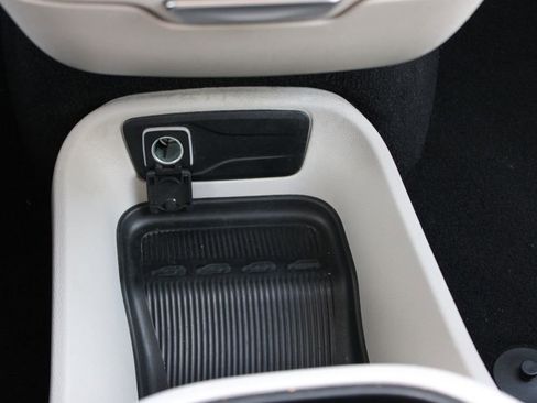 Used 2023 Chrysler Pacifica Touring-L image 42